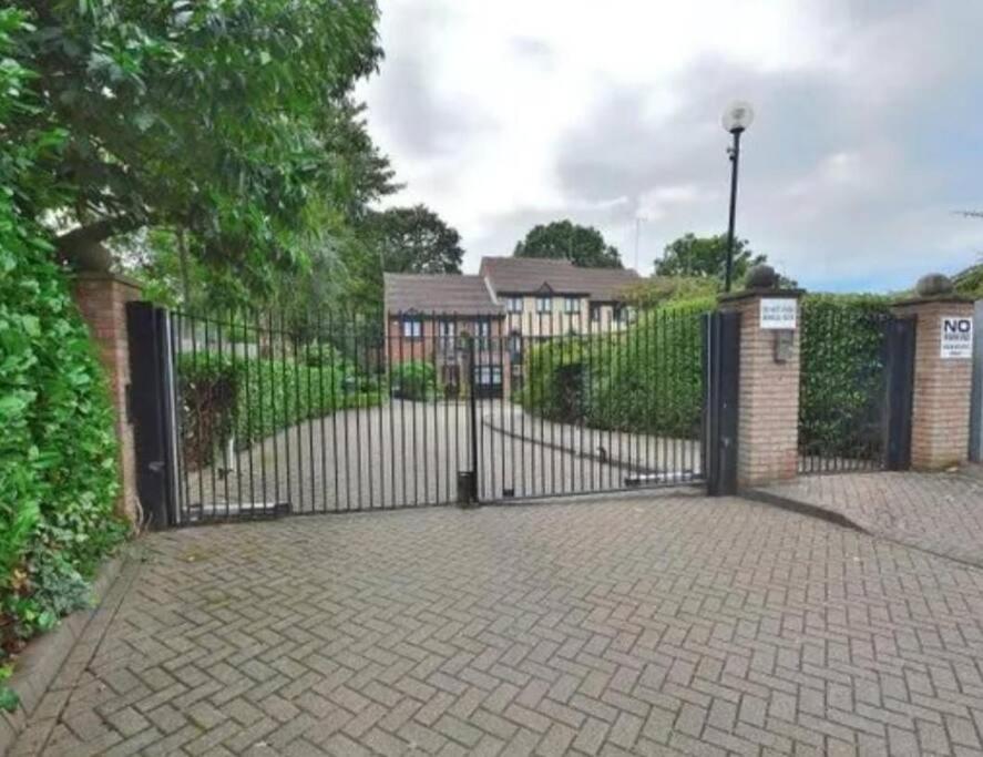 Lovely 2 Bedroom Flat With Free Parking New Southgate Exterior foto