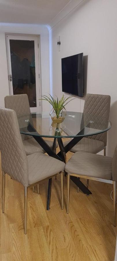 Lovely 2 Bedroom Flat With Free Parking New Southgate Exterior foto